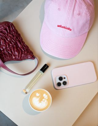 Jednou z novinek z kolekce Sebeláska je kšiltovka ze 100% bavlny. 💕 Hravá, jemná a stylová, v růžové barvě s červenou...