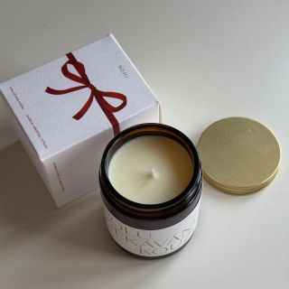 Vzduchem se line vůně hřebíčku, skořice a citrusů – přesně tak voní naše svíčka Kouzlo, oblíbená vánoční limitka, která je...