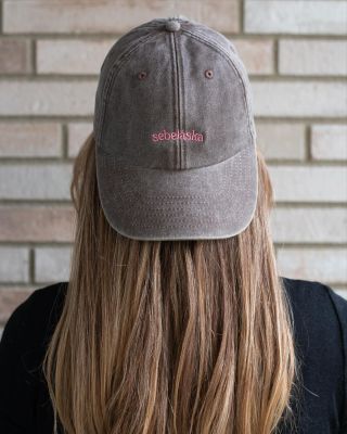 Poslední došití kšiltovek do Vánoc! 🎄 První várku růžových kšiltovek jste nám vyprodali během pár dnů - děkujeme!!...