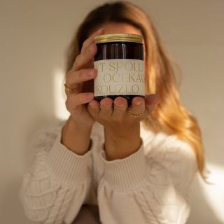 Jak voní předvánoční čas? Jako svíčka Kouzlo – hřejivá směs skořice, hřebíčku a šťavnatých citrusů. Provoň svůj domov a...